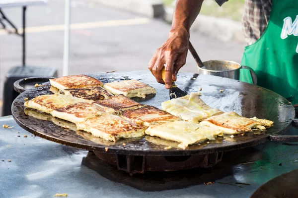 Verkäufer bereitet traditionelle Murtabak-Küche auf einem Straßenbasar in Malaysia während des muslimischen Fastenmonats Ramadan zur Vorbereitung auf den Iftar zu — Stockfoto