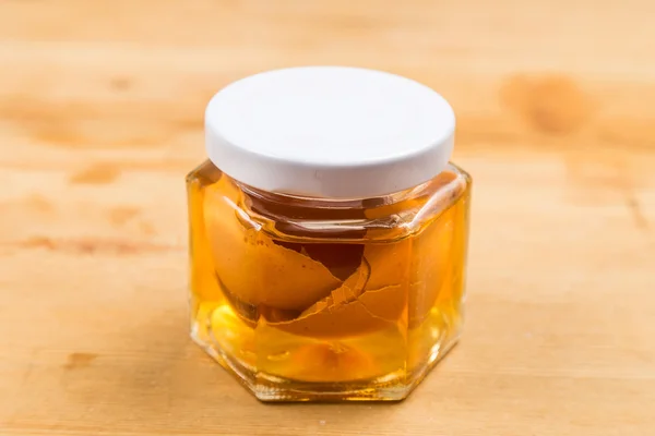 Cangkang telur direndam dalam cuka sari apel sebagai obat rumah untuk meringankan gatal kulit — Stok Foto