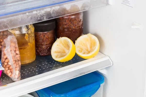 Recycelte gebrauchte Zitronen in Kühlschrank gelegt, um Geruch zu desodorieren — Stockfoto