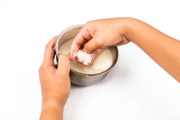 Ciotola di risciacquo a mano riempita con riso e acqua. L'acqua risciacquata è fertilizzante vegetale naturale — Foto Stock