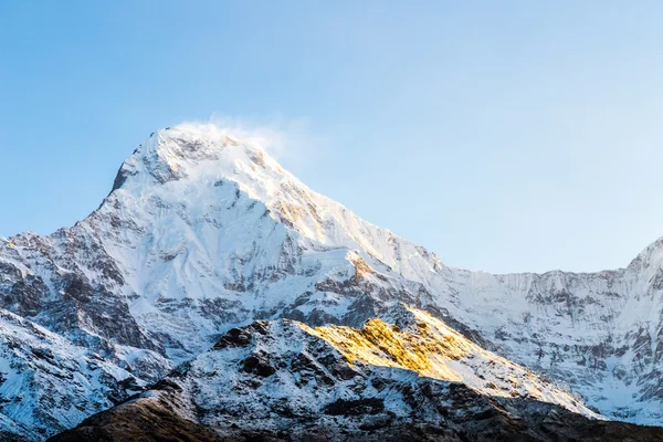 Rayos del amanecer en el pico nevado de Annapurna Sur — Foto de Stock