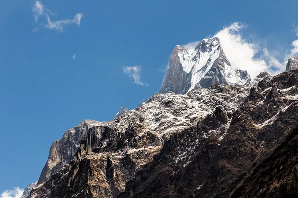 Κορυφή του όρους Machapuchare ή ευρέως γνωστή ως ουρά ψαριού, όπως φαίνεται από το χωριό μπαμπού, Νεπάλ — Φωτογραφία Αρχείου