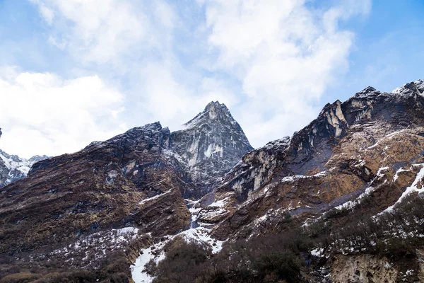 Montaña con picos afilados en la cordillera del Himalaya en el camino al campamento base de Annapurna, Nepal — Foto de Stock