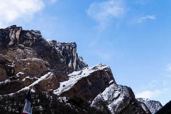 Fjell med skarpe topper på Himalaya-banen på vei til Annapurna-basen i Nepal – stockfoto