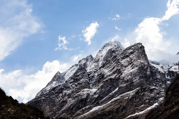 Montaña con picos afilados en la cordillera del Himalaya en el camino al campamento base de Annapurna, Nepal — Foto de Stock