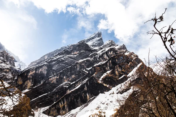 Montaña con picos afilados en la cordillera del Himalaya en el camino al campamento base de Annapurna, Nepal — Foto de Stock