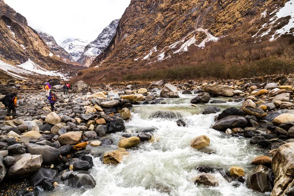 Picturesque of a valley with river and mountains with melting snow during spring in Annapurna region, Nepal – stockfoto