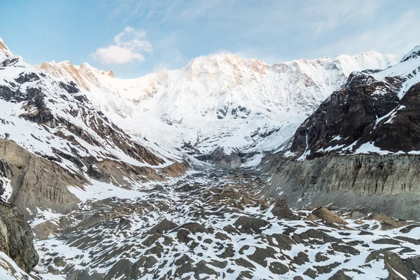 Κορυφές των βουνών και η κοιλάδα στο στρατόπεδο βάσεων Annapurna, Νεπάλ — Φωτογραφία Αρχείου