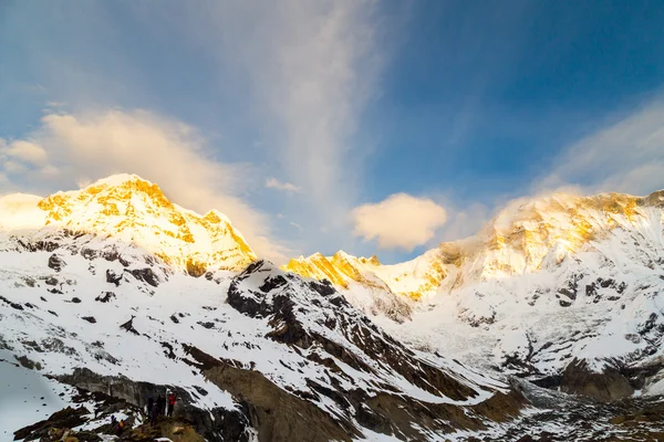Rayos del amanecer en el pico de Annapurna Sur desde el campamento base de Annapurna, Nepal — Foto de Stock