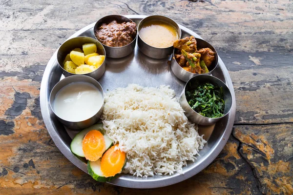 Masakan Nepali Thali yang lezat dengan daging kambing — Stok Foto