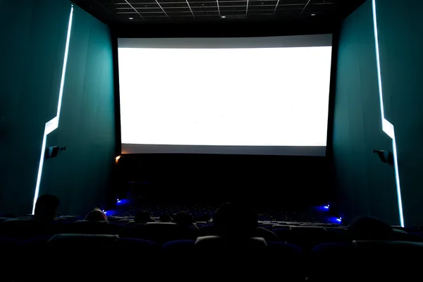 Elszigetelt cinera képernyő belül egy általános cinema hall megtekintése — Stock Fotó