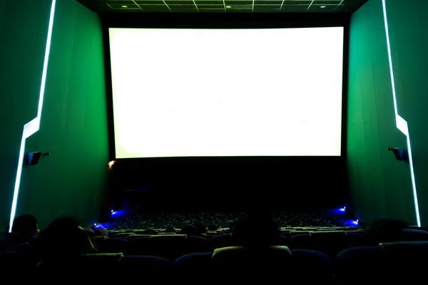 Cinera na białym tle ekranu w ramach ogólnych kino oglądanie sali — Zdjęcie stockowe