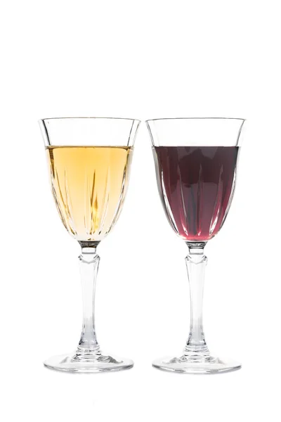 老式的白色和红葡萄酒中孤立的白色水晶玻璃 — 图库照片