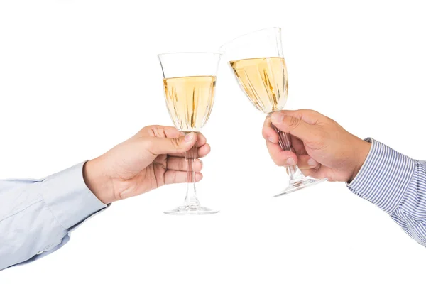 Mãos em camisa de manga longa brindando vinho branco em copos de cristal — Fotografia de Stock