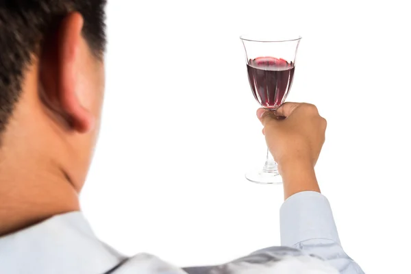 Mão segurando copo de vinho de cristal com vinho tinto, enquanto pronto para brindar vivas — Fotografia de Stock