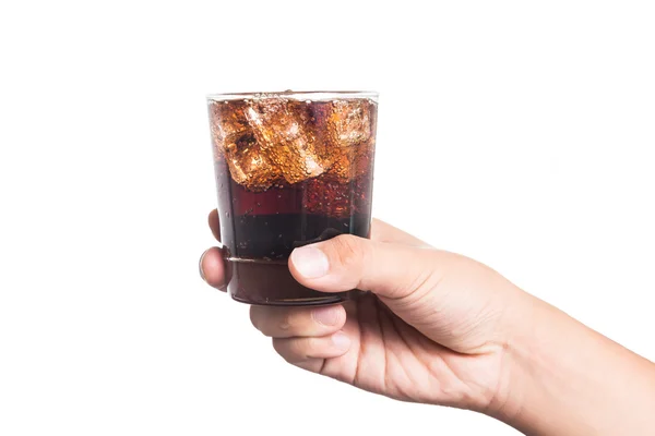 Hand met een glas van ijs gevuld koude en een koolzuurhoudende cola drinken — Stockfoto