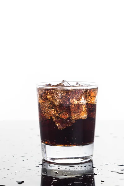 Ένα ποτήρι δροσιστικά ποτά κρύα ανθρακούχα αναψυκτικά τύπου κόλα — Φωτογραφία Αρχείου
