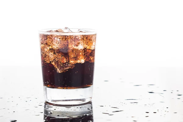 Een glas verfrissende koude koolzuurhoudende cola dranken — Stockfoto