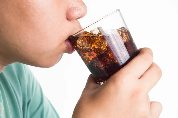 Tiener drinken van een glas verfrissende koude koolzuurhoudende cola drinken — Stockfoto