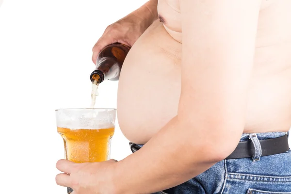 Ожирний чоловік з великим животом наливає склянку освіжаючого пива — стокове фото