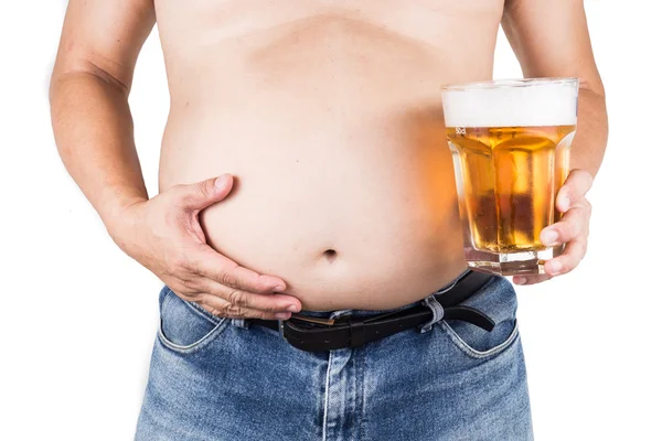 Голий чоловік з великим животом тримає склянку освіжаючого холодного пива — стокове фото