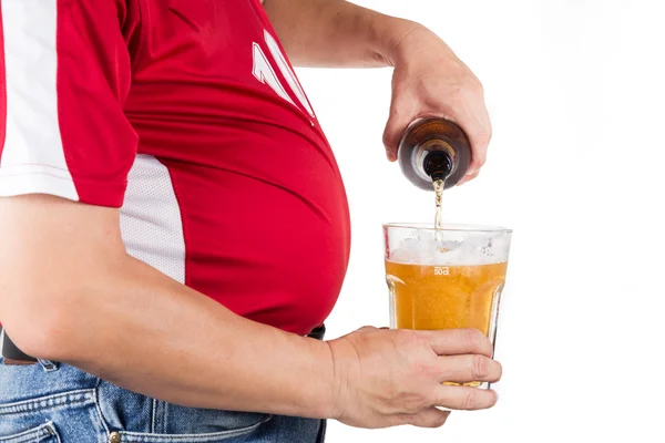 さわやかなビールのガラスを注ぐ大きな腹を持つ肥満男 — ストック写真