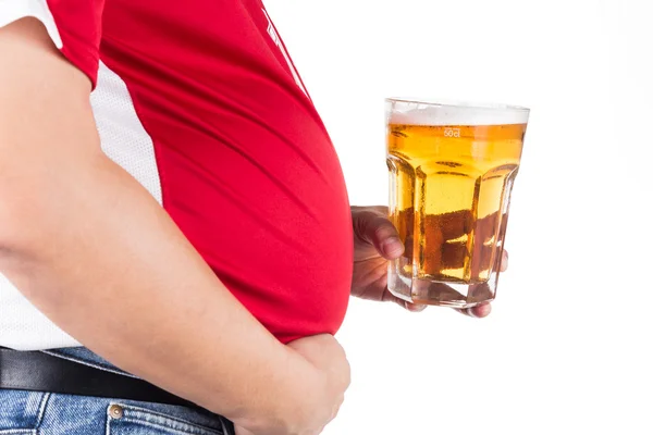 Übergewichtiger Mann mit dickem Bauch hält ein Glas erfrischendes kaltes Bier in der Hand — Stockfoto