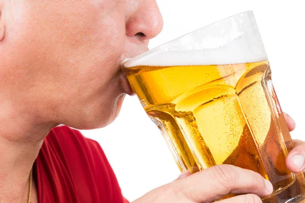 Matured homem bebendo uma grande caneca de cerveja refrescante frio — Fotografia de Stock