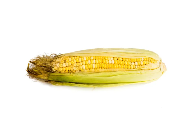 Сладкий и натуральный хрусталь кукурузы на белом фоне . — стоковое фото