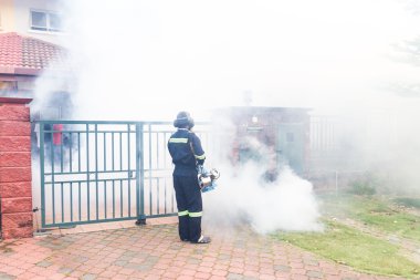 Aedes sivrisinek öldürmek için çalışan böcek öldürücüler ile yerleşim bölgesinde sisleme