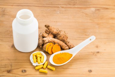 Ev yapımı zerdeçal kapsülü taze topraklı zerdeçal kökü.