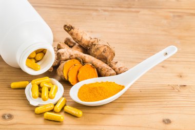 Ev yapımı zerdeçal kapsülü taze topraklı zerdeçal kökü.