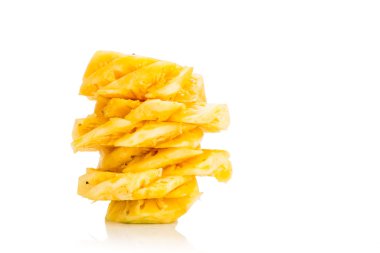 Taze sulu, tatlı besleyici ananas meyve içinde izole kesmek