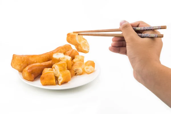 Palillos que alcanzan un pedazo de You Tiao, o palillo de pan frito —  Fotos de Stock