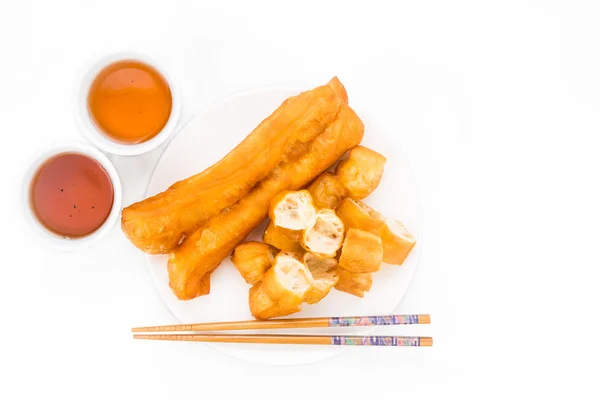 Tongkat roti goreng atau You Tiao disajikan dengan teh Cina . — Stok Foto