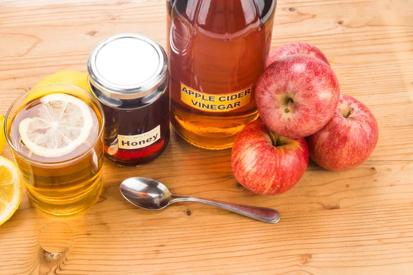 Apple cider vinegar with honey and lemon, natural remedies and c — Stock Photo, Image