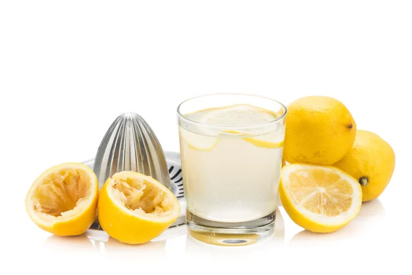 Succo di limone biologico appena spremuto con vetro e spremiagrumi . — Foto Stock