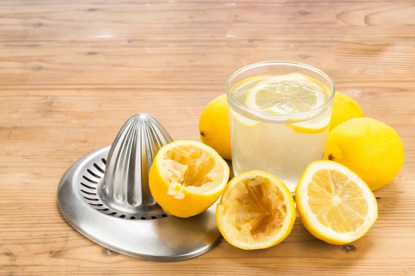 Свежевыжатый органический лимонный сок со стеклом и сжимателем . — стоковое фото