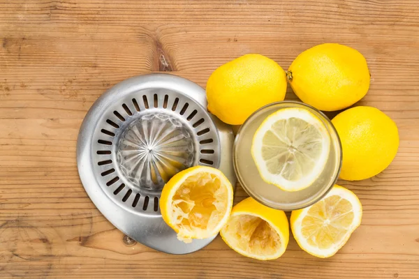 Baru diperas jus lemon organik dengan kaca dan meremas . — Stok Foto