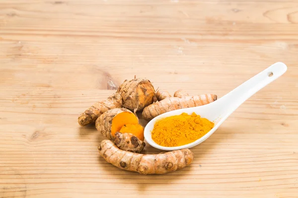 Racines et poudre de curcuma, aliments sains aux propriétés curatives . — Photo