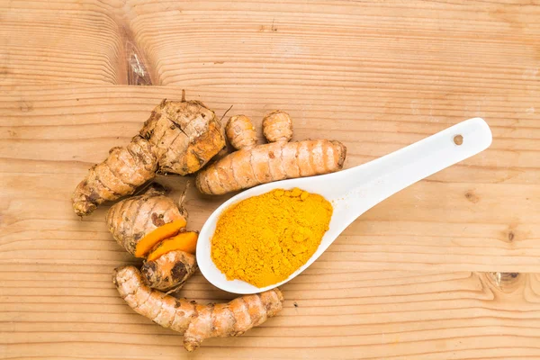 Turmeric roots and powder, healthy food with healing properties. — Stockfoto