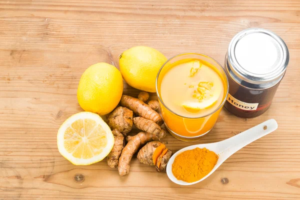 Turmeric roots with lemon and honey drinks, powerful healing bev — Stock Photo, Image