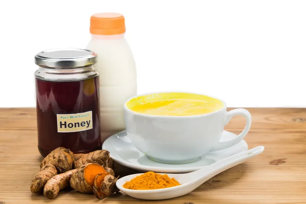 Kurkuma-Wurzeln mit Milch und Honiggetränken für Schönheit und Gesundheit. — Stockfoto