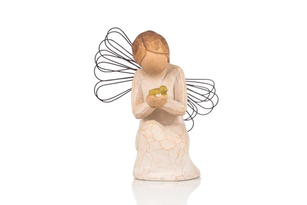 Figurinha decorativa de um anjo orando em fundo branco . — Fotografia de Stock