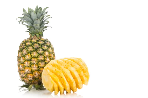 Čerstvá šťavnatá výživné řez ananas s celých plodů jako backgro — Stock fotografie