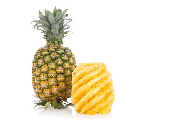 Čerstvá šťavnatá výživné řez ananas s celých plodů jako backgro — Stock fotografie