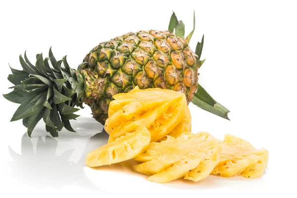 Свежий сочный питательный ананас с цельными фруктами как бэкгро — стоковое фото