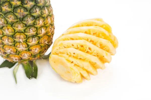 Čerstvá šťavnatá výživné řez ananas s celých plodů jako backgro — Stock fotografie