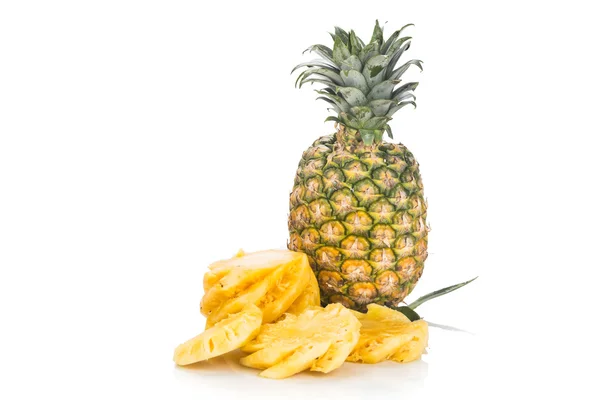 Čerstvá šťavnatá výživné řez ananas s celých plodů jako backgro — Stock fotografie