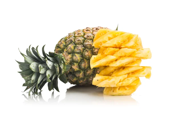 Čerstvá šťavnatá výživné řez ananas s celých plodů jako backgro — Stock fotografie